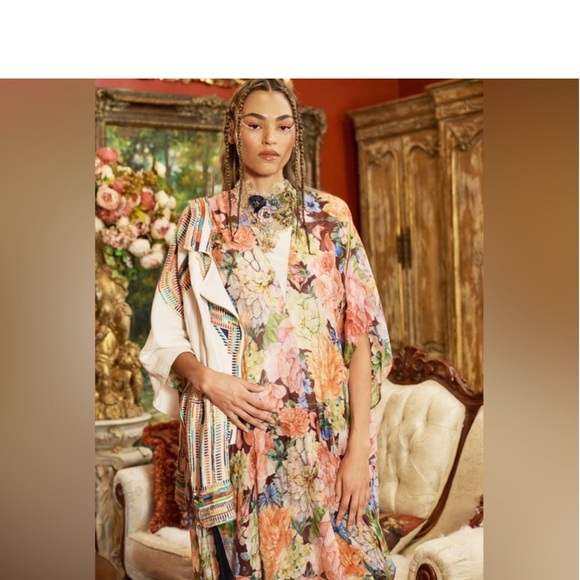Aratta Luxury Ethereal Light Floral
Dreams Whispy Kimono
$169 $192 - Picture 1 of 6